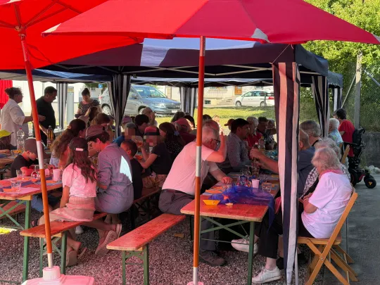 Gute Stimmung unter den aufgestellten Zelten (Foto: Mirja Zimmermann) Gute Stimmung unter den aufgestellten Zelten (Foto: Mirja Zimmermann)